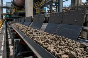 Runfei NM500 high manganese wear resistant steel plate as conveyor liner for cement clinker conveying at cement factory banner